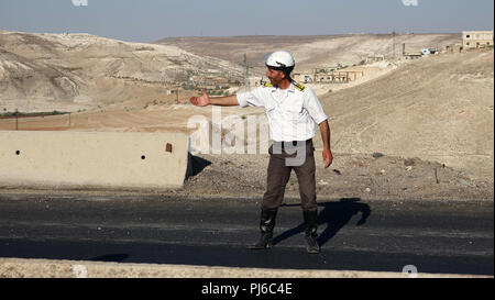 Rastan, la Syrie. Août 15, 2018. 15.08.2018, la Syrie, Rastan : République police routière réglementer le trafic sur le pont de Rastan. (Dpa-Story la Syrie - pays détruit à partir de 05.09.2018) Crédit : Friedemann Kohler/dpa/Alamy Live News Banque D'Images