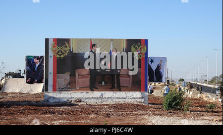 Rastan, la Syrie. Août 15, 2018. 15.08.2018, la Syrie, Rastan : une grande affiche dans la ville de Rastan présente le chef de l'Etat syrien Bachar al-Assad et le président russe Vladimir Poutine en tant qu'alliés. (Dpa-Story la Syrie - pays détruit à partir de 05.09.2018) Crédit : Friedemann Kohler/dpa/Alamy Live News Banque D'Images