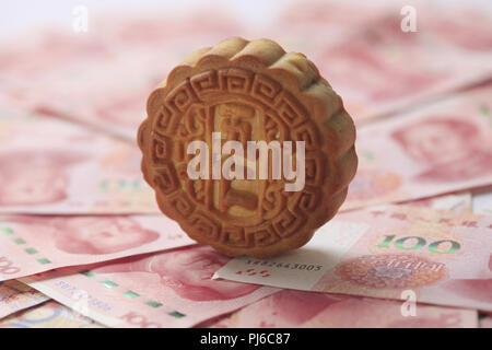 La Chine. 12Th Mar, 2018. Mooncake est une sorte d'aliments traditionnels chinois mangent pendant Mid-Autumn Festival. Crédit : SIPA Asie/ZUMA/Alamy Fil Live News Banque D'Images