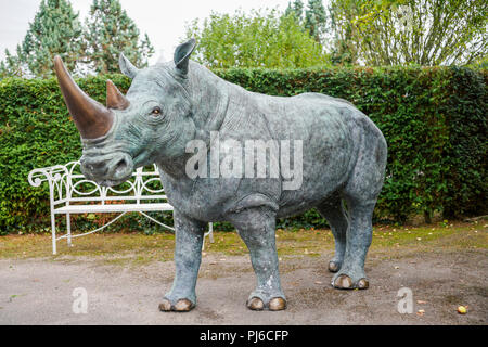 Stane Street, Ardenne. Le 04 septembre 2018. Un ensemble de très rares artefacts pour vente à la place de l'été, les ventes aux enchères en Ardenne à West Sussex. Les objets font partie du "Jardin de l'histoire naturelle et l'exposition de l'Art Tribal. L'affichage des artefacts est sur 22 et 24 septembre entre 10h et 16h, à l'enchère à partir de 1h le 25 septembre. Un rhinocéros blanc sculpture par John Cox, attendre entre 20 € 000. Credit : james jagger/Alamy Live News Banque D'Images