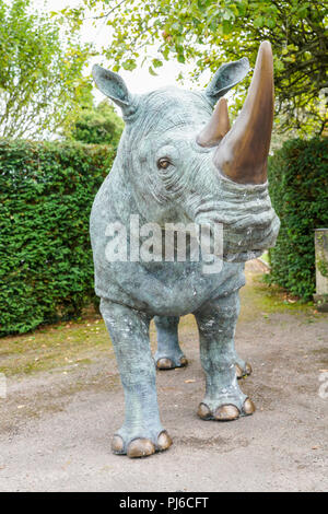 Stane Street, Ardenne. Le 04 septembre 2018. Un ensemble de très rares artefacts pour vente à la place de l'été, les ventes aux enchères en Ardenne à West Sussex. Les objets font partie du "Jardin de l'histoire naturelle et l'exposition de l'Art Tribal. L'affichage des artefacts est sur 22 et 24 septembre entre 10h et 16h, à l'enchère à partir de 1h le 25 septembre. Un rhinocéros blanc sculpture par John Cox, attendre entre 20 € 000. Credit : james jagger/Alamy Live News Banque D'Images