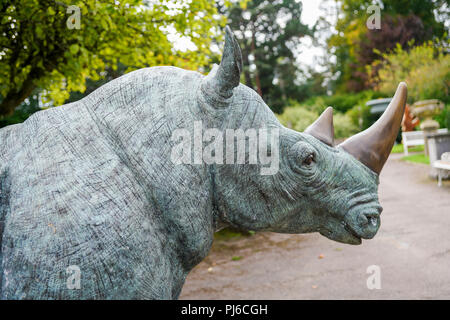 Stane Street, Ardenne. Le 04 septembre 2018. Un ensemble de très rares artefacts pour vente à la place de l'été, les ventes aux enchères en Ardenne à West Sussex. Les objets font partie du "Jardin de l'histoire naturelle et l'exposition de l'Art Tribal. L'affichage des artefacts est sur 22 et 24 septembre entre 10h et 16h, à l'enchère à partir de 1h le 25 septembre. Un rhinocéros blanc sculpture par John Cox, attendre entre 20 € 000. Credit : james jagger/Alamy Live News Banque D'Images