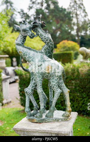 Stane Street, Ardenne. Le 04 septembre 2018. Un ensemble de très rares artefacts pour vente à la place de l'été, les ventes aux enchères en Ardenne à West Sussex. Les objets font partie du "Jardin de l'histoire naturelle et l'exposition de l'Art Tribal. L'affichage des artefacts est sur 22 et 24 septembre entre 10h et 16h, à l'enchère à partir de 1h le 25 septembre. Une sculpture de giraffe en pierre d'opale devrait récupérer entre 3000-5000 €. Credit : james jagger/Alamy Live News Banque D'Images