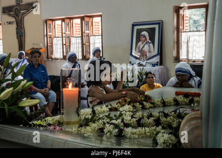 Kolkata, Inde. 12Th Mar, 2018. Les nonnes et les visiteurs prier lors d'une célébration marquant le 21e anniversaire de la mort de Mère Teresa de Calcutta, est de l'Inde, le 5 septembre 2018. Mère Teresa a travaillé pour les pauvres à Calcutta et a remporté le Prix Nobel de la paix. Elle est décédée en 1997 à l'âge de 87 ans. Credit : Tumpa Mondal/Xinhua/Alamy Live News Banque D'Images