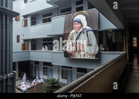 Kolkata, Inde. 12Th Mar, 2018. Visite de la Maison Mère des religieuses à prier au cours d'une célébration marquant le 21e anniversaire de la mort de Mère Teresa de Calcutta, est de l'Inde, le 5 septembre 2018. Mère Teresa a travaillé pour les pauvres à Calcutta et a remporté le Prix Nobel de la paix. Elle est décédée en 1997 à l'âge de 87 ans. Credit : Tumpa Mondal/Xinhua/Alamy Live News Banque D'Images