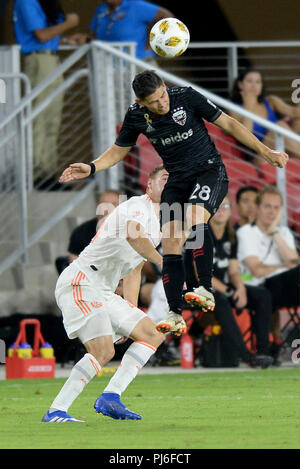 2 septembre 2018 - Washington, DC, USA - 20180902 - D.C. United defender JOSEPH MORA (28) à la tête de la balle contre Atlanta United FC (24 milieu JULIAN GRESSEL) dans la seconde moitié du champ d'Audi à Washington. (Crédit Image : © Chuck Myers/Zuma sur le fil) Banque D'Images