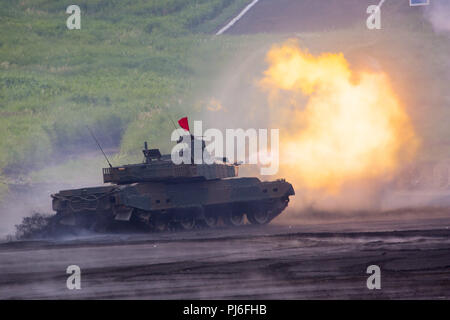 Camp Fuji, Shizuoka, Japon. 16Th Jun 2018. Centre de formation interarmes, FUJI GOTEMBA CAMP, le Japon ''" une masse Japon Type d'Autodéfense-90 tank tire sur un objectif à long terme au cours de l'assemblée annuelle de feu Fuji 26 août Démonstration sur centre de formation interarmes, Fuji Gotemba Camp, au Japon. La manifestation a des membres de la section locale et de collectivités américaines afin d'observer et d'acquérir une meilleure compréhension de leurs capacités en ce qui concerne la défense du Japon. La première ouverture au public en 1966, la JGSDF utilise ces manifestations comme un moyen d'améliorer la compréhension de leur cap Banque D'Images