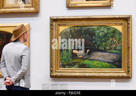 Londres, Royaume-Uni. 5 septembre 2018. Un visiteur consulte 'Ophelia', 1851-1852, par John Everett Millais, à la Tate Britain, à l'avance le lancement d'une nouvelle exposition à la galerie nationale d'Australie (NGA) en décembre 2018. Plus de quarante œuvres préraphaélites sera prêté par Tate de NGA, qui n'ont jamais été présentée en Australie jusqu'à présent, y compris 'Ophelia', 1851-1852, par John Everett Millais et 'La Dame de Shalott", 1888, de John William Waterhouse. Crédit : Stephen Chung / Alamy Live News Banque D'Images