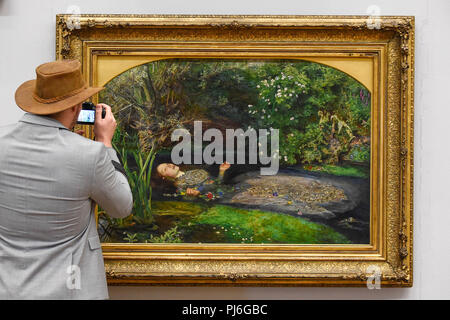 Londres, Royaume-Uni. 5 septembre 2018. Un visiteur photographies 'Ophelia', 1851-1852, par John Everett Millais, à la Tate Britain, à l'avance le lancement d'une nouvelle exposition à la galerie nationale d'Australie (NGA) en décembre 2018. Plus de quarante œuvres préraphaélites sera prêté par Tate de NGA, qui n'ont jamais été présentée en Australie jusqu'à présent, y compris 'Ophelia', 1851-1852, par John Everett Millais et 'La Dame de Shalott", 1888, de John William Waterhouse. Crédit : Stephen Chung / Alamy Live News Banque D'Images