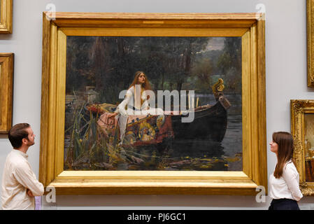 Londres, Royaume-Uni. 5 septembre 2018. Les membres du personnel de voir "La Dame de Shalott", 1888, de John William Waterhouse, à la Tate Britain, à l'occasion du lancement d'une nouvelle exposition à la galerie nationale d'Australie (NGA) en décembre 2018. Plus de quarante œuvres préraphaélites sera prêté par Tate de NGA, qui n'ont jamais été présentée en Australie jusqu'à présent, y compris 'Ophelia', 1851-1852, par John Everett Millais et 'La Dame de Shalott", 1888, de John William Waterhouse. Crédit : Stephen Chung / Alamy Live News Banque D'Images