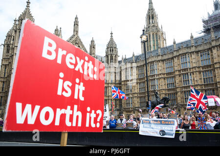 Londres, Royaume-Uni. 5 Septembre, 2018. Pro-Brexit des militants d'unité et de l'UK les militants pro-UE de Stand de mépris Mouvement Européen (SODEM) manifestation devant le Parlement de Westminster. Credit : Mark Kerrison/Alamy Live News Banque D'Images