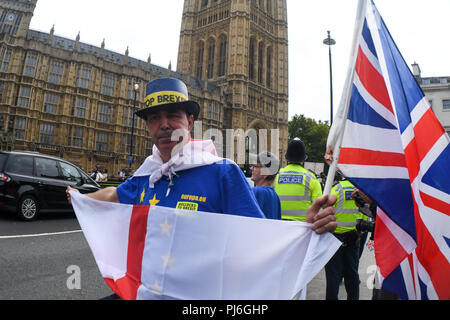 Westminster, London, UK. 5e Sept 2018. Pro-Brexit Brexit anti-count holding placard pour bloquer le Parlement et la Trahison Brexit ! Mars à Westminster, London, UK. 5 septembre 2018. Credit Photo : Alamy/Capital Live News Banque D'Images