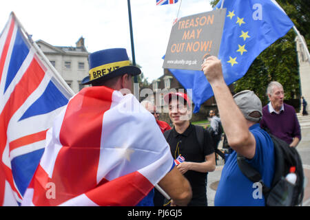 Westminster, London, UK. 5e Sept 2018. Pro-Brexit Brexit anti-count holding placard pour bloquer le Parlement et la Trahison Brexit ! Mars à Westminster, London, UK. 5 septembre 2018. Credit Photo : Alamy/Capital Live News Banque D'Images