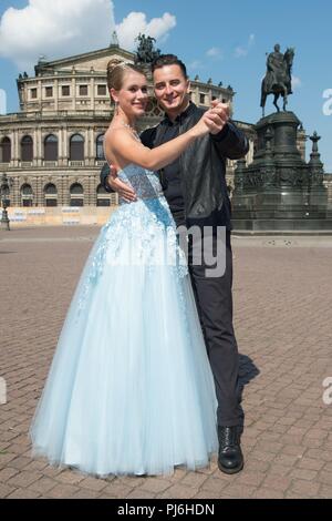 Dresde, Allemagne. 05 Sep, 2018. 05.09.2018, Saxe, Dresde : Le chanteur Autrichien Andreas Gabalier s Jäpl avec Franziska en face de la Theaterplatz sur Semperoper. Le Semperopernball 2019 robe débutante sera présenté à l'événement de la presse. Gabalier effectuera à la 14e opéra Semper Ball le 1 février 2019 minuit concours comme un acte. Credit : Sebastian Kahnert/dpa-Zentralbild/dpa/Alamy Live News Banque D'Images