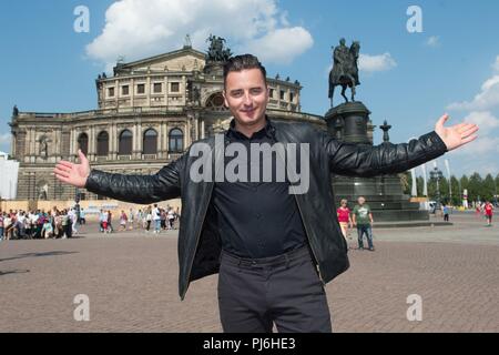 Dresde, Allemagne. 05 Sep, 2018. 05.09.2018, Saxe, Dresde : Le chanteur Autrichien Andreas Gabalier se dresse devant l'sur Semperoper Kreuzstraße. Gabalier effectuera à la 14e opéra Semper Ball le 1 février 2019 minuit concours comme un acte. Credit : Sebastian Kahnert/dpa-Zentralbild/dpa/Alamy Live News Banque D'Images