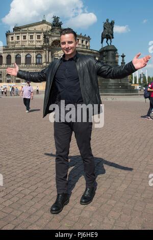 Dresde, Allemagne. 05 Sep, 2018. 05.09.2018, Saxe, Dresde : Le chanteur Autrichien Andreas Gabalier se dresse devant l'sur Semperoper Kreuzstraße. Gabalier effectuera à la 14e opéra Semper Ball le 1 février 2019 minuit concours comme un acte. Credit : Sebastian Kahnert/dpa-Zentralbild/dpa/Alamy Live News Banque D'Images