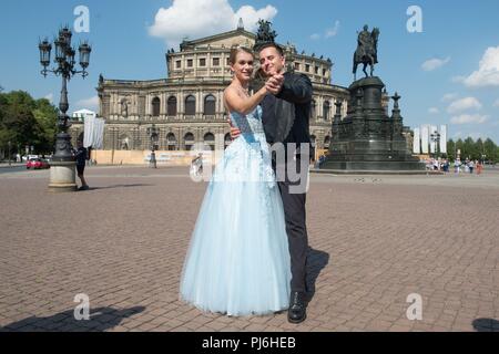 Dresde, Allemagne. 05 Sep, 2018. 05.09.2018, Saxe, Dresde : Le chanteur Autrichien Andreas Gabalier s Jäpl avec Franziska en face de la Theaterplatz sur Semperoper. Le Semperopernball 2019 robe débutante sera présenté à l'événement de la presse. Gabalier effectuera à la 14e opéra Semper Ball le 1 février 2019 minuit concours comme un acte. Credit : Sebastian Kahnert/dpa-Zentralbild/dpa/Alamy Live News Banque D'Images