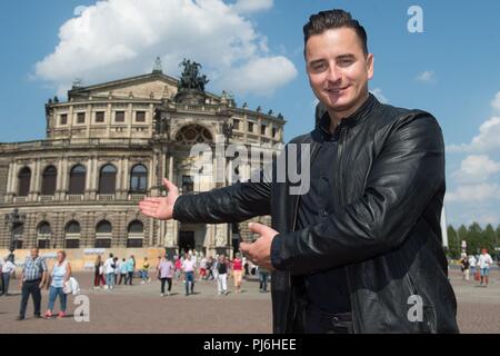 Dresde, Allemagne. 05 Sep, 2018. 05.09.2018, Saxe, Dresde : Le chanteur Autrichien Andreas Gabalier se dresse devant l'sur Semperoper Kreuzstraße. Gabalier effectuera à la 14e opéra Semper Ball le 1 février 2019 minuit concours comme un acte. Credit : Sebastian Kahnert/dpa-Zentralbild/dpa/Alamy Live News Banque D'Images