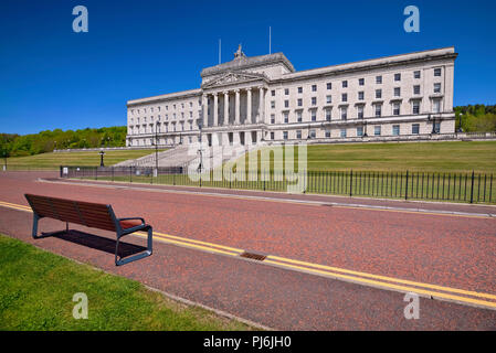 L'Irlande du Nord, Belfast, Stormont, le Parlement ou assemblée d'Irlande du Nord, les bâtiments avec des lignes jaune double siège et sur la chaussée au premier plan. Banque D'Images