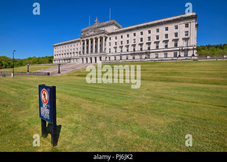 L'Irlande du Nord, Belfast, Stormont, le Parlement ou assemblée d'Irlande du Nord, les bâtiments avec aucun signe d'entrée dans l'avant-plan. Banque D'Images