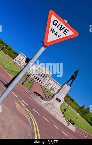 L'Irlande du Nord, Belfast, Stormont, angulaire vue de l'Irlande du Nord Assemblée Générale avec statue de Lord Edward Carson et donner signe ainsi au premier plan. Banque D'Images