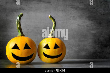 Scary Halloween citrouilles isolé sur un fond noir. Les visages de sourire effrayant trick or treat Banque D'Images