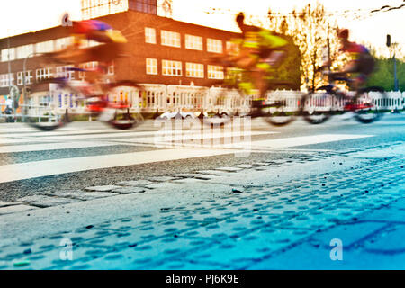 Les cyclistes le sprint pendant une course cycliste dans les rues de la ville, l'effet de flou de mouvement Banque D'Images