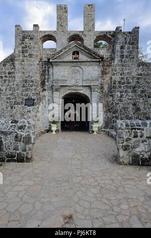 Fronton triangulaire-voûté entrée principale de l'espagnol fondé-forme triangulaire en pierre de corail-Fuerte-Fort-Fuerza de San Pedro avec aujourd'hui Banque D'Images