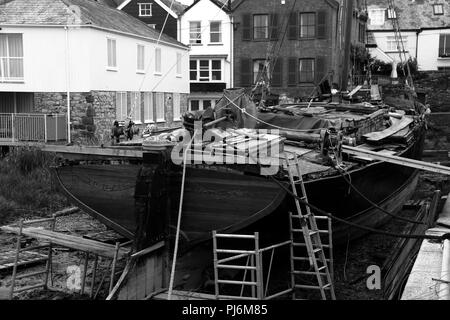 La restauration de la Thames Barge 'Vigilant' est partiellement complet avec la pose d'un nouveau tableau arrière à Topsham dans le Devon en Angleterre. Banque D'Images