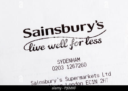 Close-up de Sainsbury's bien vivre pour moins slogan imprimé sur un ticket de caisse. Banque D'Images