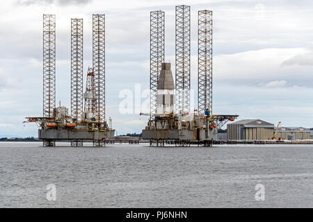 Plates-formes d'exploration pétrolière amarré à Cromarty Cromarty Firth près de Highland Scotland UK Banque D'Images