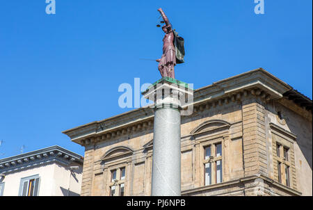 Statue de la Justice sur le haut de la colonne de la Justice dans le carré de la Piazza Santa Trinita, Florence, Italie Banque D'Images