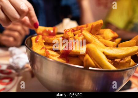 Bol de frites avec du ketchup Banque D'Images