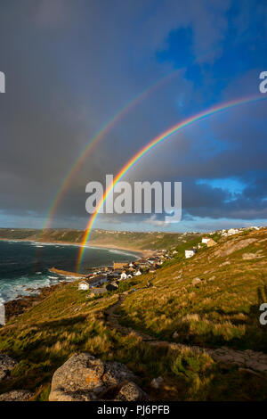 Double arc-en-ciel immense envahit la belle Sennen Cove à Cornwall Banque D'Images