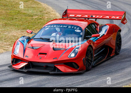 2018 Brabham BT62 c'est sur voiture piste course de démonstration à l'exécution 2018 Goodwood Festival of Speed, Sussex, UK. Banque D'Images