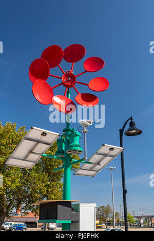 Detroit, Michigan - un moulin à vent à l'Est du marché artistique qui produira de l'électricité pour alimenter une station de rechargement pour appareils électroniques. Il a été Banque D'Images