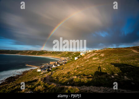 Double arc-en-ciel immense envahit la belle Sennen Cove à Cornwall Banque D'Images