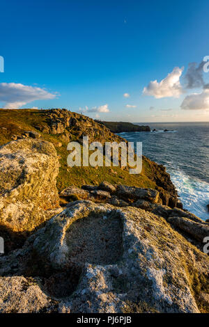 Lands End en Cornouailles que les couchers de soleil sur un autre à travers le duché. Banque D'Images