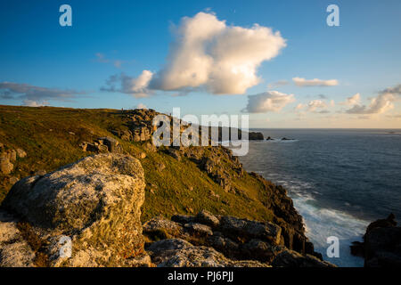 Lands End en Cornouailles que les couchers de soleil sur un autre à travers le duché. Banque D'Images