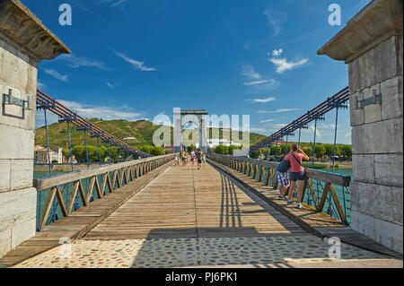 Historique Le pont suspendu construit par Marc Seguin sur le Rhône reliant TOURNON SUR RHONE, Ardèche et Tain L'Hermitage, Drôme. La France. Banque D'Images