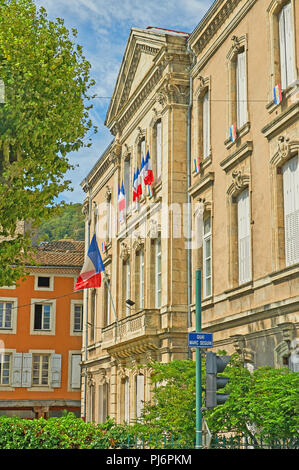 Tournon sur Rhone, Ardèche, Rhône-Alpes, France et un bâtiment en pierre ouvragée avec drapeaux tricolore français. Banque D'Images