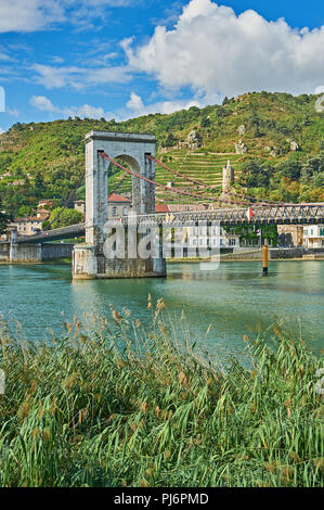 Historique Le pont suspendu construit par Marc Seguin sur le Rhône reliant TOURNON SUR RHONE, Ardèche et Tain L'Hermitage, Drôme. La France. Banque D'Images