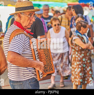 Saint Felicien, département de l'Ardèche le Rhône Alpes et un joueur d'accordéon de divertir les gens au festival des fromages. Banque D'Images