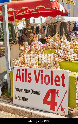 Lamastre, Ardèche, Rhône-Alpes, France vente de décrochage du marché local l'ail. Banque D'Images