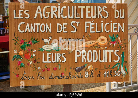 Saint Felicien Ardeche Rhone Alpes et une langue française publicité signe un marché de fermiers dans la ville. Banque D'Images