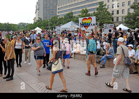 Les manifestants se rassemblent dans le parc de la liberté à Washington D.C. pour exprimer leur désapprobation de l'alt-participants rassemblement dans le parc Lafayette à proximité. Banque D'Images