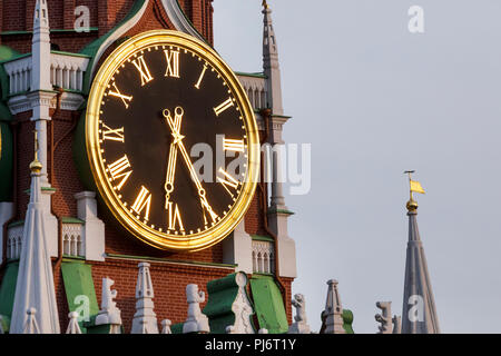 Une vue rapprochée de la sonnerie à la Tour Spasskaya du Kremlin dans le centre de Moscou, Russie Banque D'Images