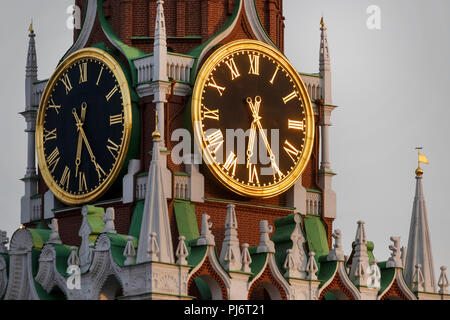 Une vue rapprochée de la sonnerie à la Tour Spasskaya du Kremlin dans le centre de Moscou, Russie Banque D'Images