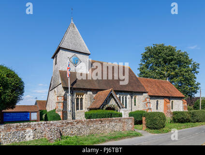 Vue de la route de l'église de St Thomas de Canterbury et son cimetière de silex au mur Clandon, un petit village près de Guildford Surrey en Angleterre, SE Banque D'Images