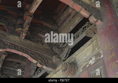 Panneaux de bois sculpté et de plafond à la Buddhist Temple de Longshan, Lugang, Taiwan Banque D'Images